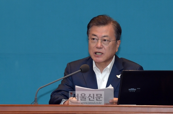 문재인 대통령이 27일 오후 청와대에서 수석·보좌관 회의를 주재하고 있다.  2020. 4. 27 도준석 기자pado@seoul.co.kr