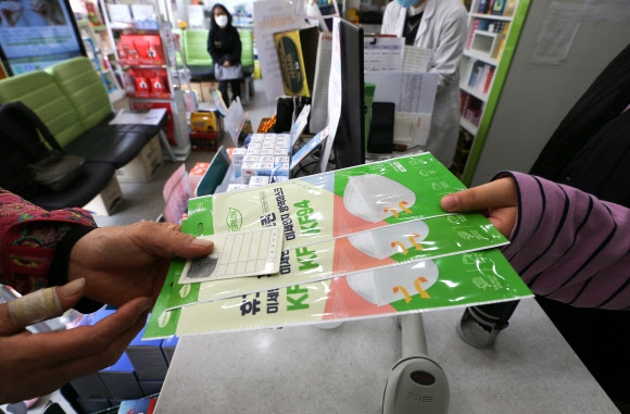 이제 마스크 일주일에 3개씩 사세요