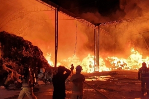 이천 폐비닐 창고 불...인명피해 없어