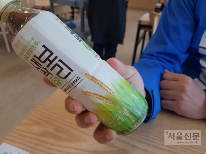 박상혁 김포시을 당선인이 김포거리에서 당선인사 중 한 시민으로부터 음료수 선물을 받았다.