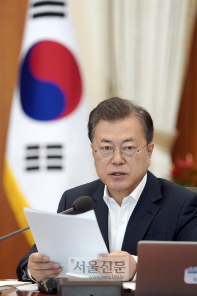 문재인 대통령이 28일 청와대에서 열린 국무회의에 참석해 발언하고 있다. 2020. 4. 28. 도준석 기자pado@seoul.co.kr