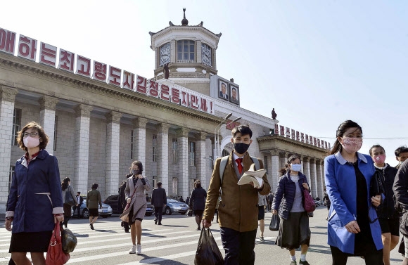 코로나19 막으려 마스크 쓴 평양역 앞 북한 주민들