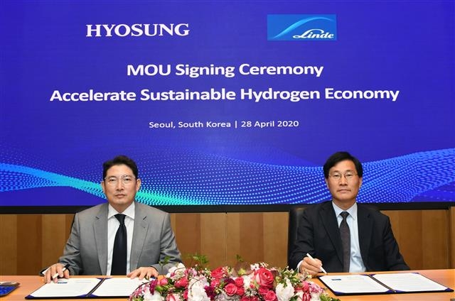 조현준(왼쪽) 효성 회장과 성백석 린데코리아 회장이 28일 서울 마포구 효성 본사에서 액화수소 밸류체인 구축을 위한 업무협약을 체결하고 있다. 효성 제공
