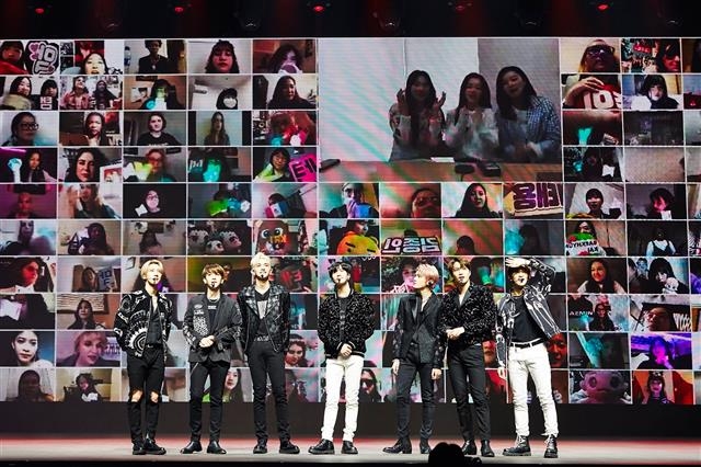 비대면 소통이 늘어나면서 케이팝 그룹들의 온라인 활동이 점점 다양해지고 있다. 그룹 슈퍼엠은 지난 26일 첫 온라인 전용 콘서트로 전 세계 팬들을 만났다. SM 제공