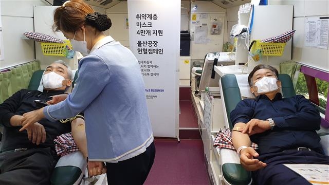 현대자동차 울산공장 직원들이 혈액 수급에 어려움을 겪는 의료 현장을 돕기 위한 헌혈 캠페인에 참여하고 있다.  현대자동차그룹 제공