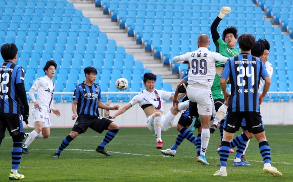 지난 23일 인천축구전용경기장에서 인천 유나이티드와 수원FC가 시범경기를 치르고 있는 모습. 연합뉴스