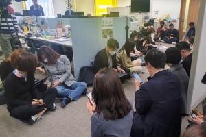 檢, 31년 만에 언론사 압수수색… 기자 50여명 항의로 ‘심야 대치’