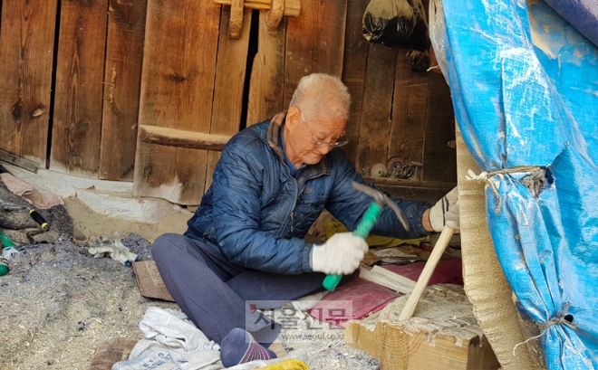 목탁 장인 김종성씨가 지난 22일 경남 거창군 가북면 하개금마을에 있는 자신의 야외 작업장에서 목탁채를 만들고 있다. 목탁채는 물푸레나무 윗동으로 만든다.