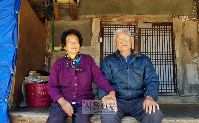 목탁 장인 김종성씨가 아내 강경숙씨와 함께 지난 22일 경남 거창군 가북면 하개금마을에 있는 자신의 작업장이자 선친이 물려준 흙집 툇마루에 앉아있다.