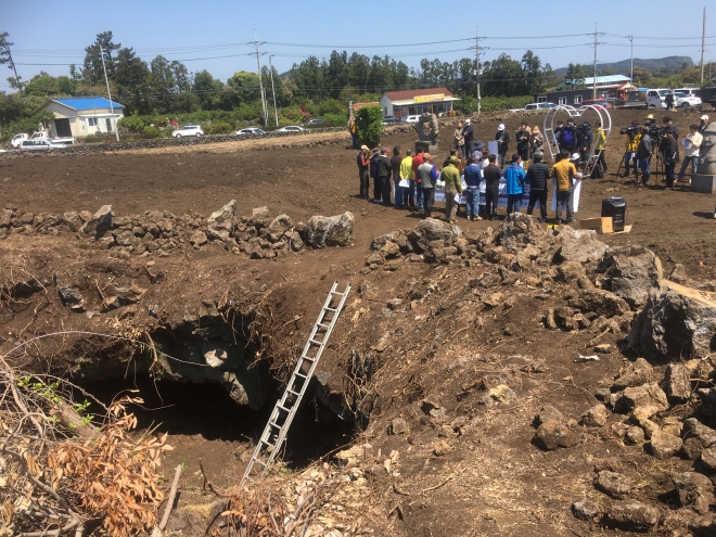 제주 제2공항 강행저지 비상도민회의는 29일 서귀포시 성산읍 인근에서 발견된 칠낭궤에서 ‘제2차 제2공항 예정지 동굴·숨골조사’ 결과를 발표했다.(제주2공항 강행저지 비상도민회의) 