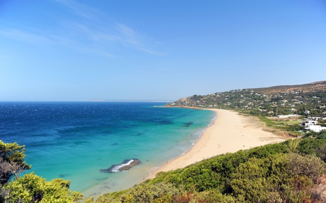 스페인 남부 해안지방 자하라 데 로스 아투네스의 해변 풍경.  123rf