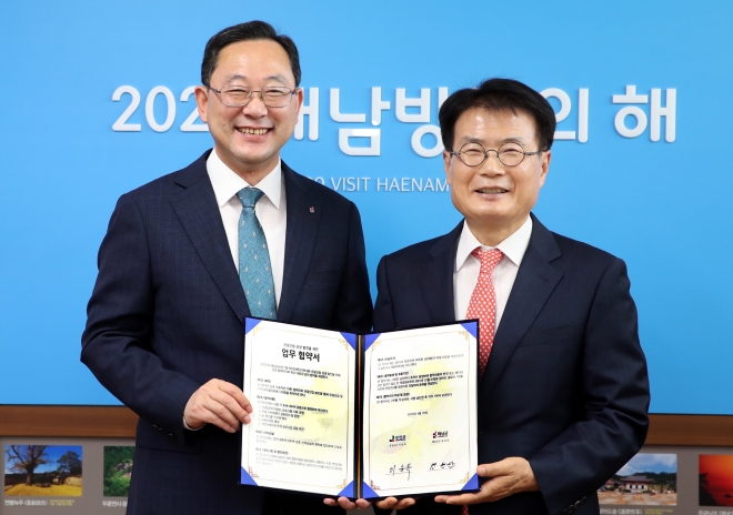 명현관(왼쪽) 해남군수와 이승옥 강진군수가 29일 해남군청에서 관광산업 상생발전을 위한 업무 협약을 체결했다.