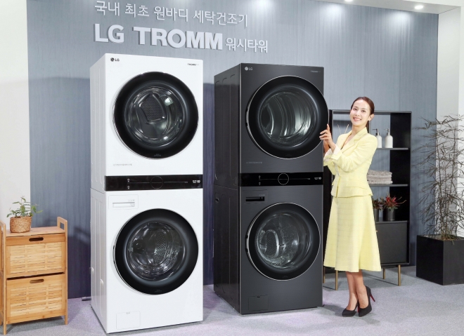 LG전자가 최근 시장에 내놓은 일체형 디자인의 세탁건조기 ‘LG 트롬 워시타워’를 배우 조여정씨가 소개하고 있다. LG전자 제공