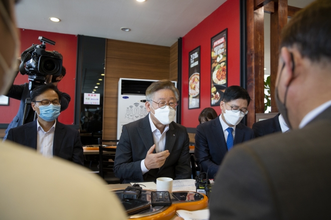 지난 17일 이재명 경기도지사(가운데)가 군산시 공공배달앱 배달의 명수 가맹점을 방문해 가맹점주 등 관계자들과 이야기를 나누고 있다. 