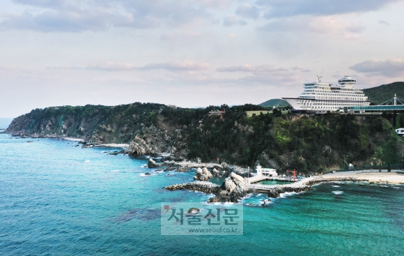 정동진 크루즈 호텔 일대 풍경. 사진 왼쪽 산자락을 따라 바다부채길이 조성돼 있다.