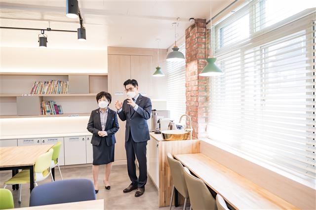 수업나눔연구실에서 이정훈(오른쪽) 강동구청장과 이향식 성덕여중 교장이 대화를 나누고 있다. 따뜻한 느낌을 주는 조명을 설치하고 파스텔톤 색감을 가진 소품을 사용해 교사들이 편안한 환경에서 연구하고 휴식을 취할 수 있게 됐다. 강동구 제공