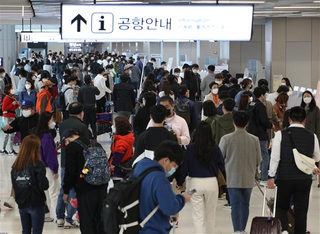 본격적인 황금연휴가 시작된 30일 오전 서울 강서구 김포공항 국내선 청사가 탑승객들로 붐비고 있다. 제주도관광협회는 황금연휴가 시작된 지난 29일 제주 방문객이 신종 코로나바이러스 감염증(코로나19) 사태 이후 최다인 3만6587명으로 잠정 집계됐다고 밝혔다. 이는 코로나19의 세계적 대유행으로 국제선 하늘길이 막히고 해외여행을 다녀오더라도 2주간 자가격리를 해야하는 등 사실상 해외여행이 불가능해지면서 관광객들이 제주로 몰리는 것으로 풀이된다. 2020.4.30 뉴스1