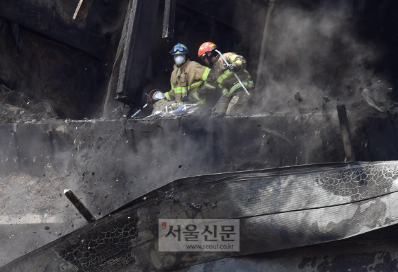 30일 대규모 인명피해가 발생한 이천시의 한 물류창고 공사장 화재 현장에서 소방당국이 위험물 해체작업을 하고있다. 2020.4.30  박윤슬 기자 seul@seoul.co.kr