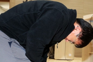 시공사 대표 무릎꿇고 사과…유가족 거센 항의 소동