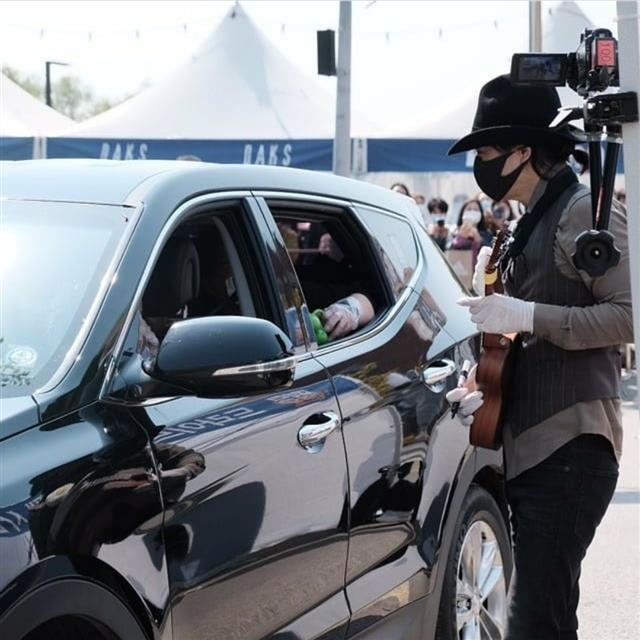 가수 양준일의 드라이브스루 팬 사인회 모습.  양준일 인스타그램 캡처