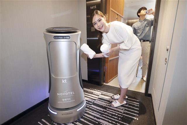 서울 노보텔 앰배서더 동대문 호텔에서 KT의 2세대 기가지니 호텔로봇 ‘엔봇’이 투숙객에게 수건을 가져다 주고 있다. KT 제공