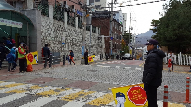 경기도 안양시가 노인일자리사업을 이번달부터 부분 재개한다. 사진은 이번 사업을 재개하는 실외활동인 주정차질서계도의 한장면. 안양시 제공