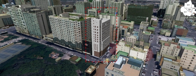 경기 수원시는 이달부터 시행하는 3D 경관심의는 시가 구축한 3차원 공간정보 활용시스템을 이용해 심의대상 건축물과 실제 건축물을 입체적으로 합성하는 방법으로 신축하는 건물과 주변 상황을 생생하게 검토한다. 빨간색으로 표시된 부분이 합성된 심의대상 건물. 수원시 제공