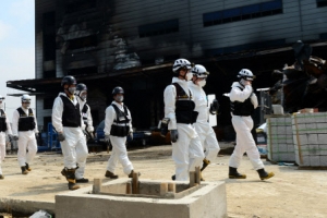 경찰, 이천 물류창고 화재 책임자 8명 구속 송치