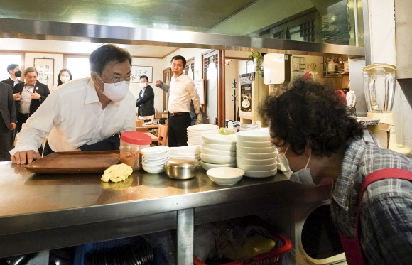 문재인 대통령이 1일 오후 서울 종로구 삼청동 한 음식점에서 점심 식사를 마친 후 직원과 인사하고 있다.  청와대 제공