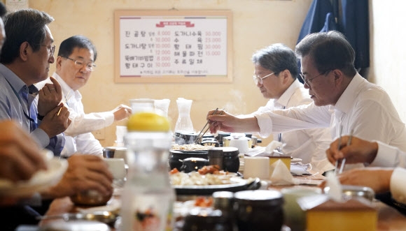 문재인 대통령이 1일 오후 서울 종로구 삼청동 한 음식점에서 수석, 보좌관들과 점심식사를 하고 있다.  청와대 제공