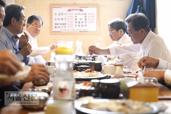 문재인 대통령이 1일 오후 서울 종로구 한 식당에서 수석, 보좌관들과 점심 식사를 하고 있다. 2020.05.01 청와대 제공