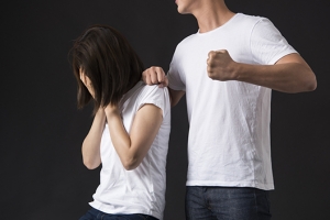 여친 ‘전치 8주’ 폭행 뒤 잠적…유명 BJ, 징역 1년 4개월