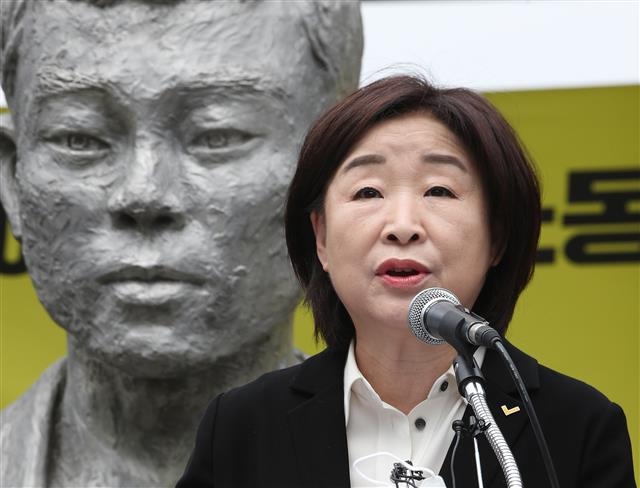 심상정 정의당 대표가 1일 서울 종로구 전태일 열사 동상 앞에서 열린 130주년 노동절 기념식에서 기념사를 하고 있다. 뉴스1