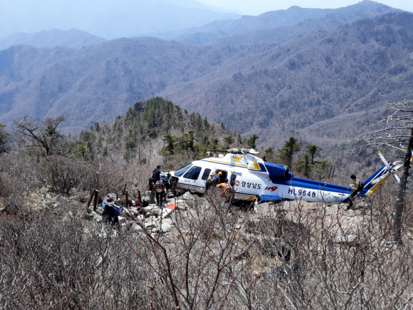 1일 오전 경남 산청군 지리산 천왕봉 인근에서 구조활동을 펼치던 헬기가 추락했다. 사진은 사고 헬기. 2020.5.1 <br>국립공원공단 지리산경남사무소 제공