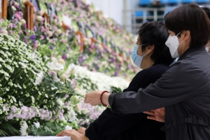 이천 화재 참사 합동분향소 사흘째 추모 발길