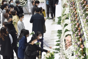 이천 참사 현장 정밀수색…유해 일부·휴대폰 수거