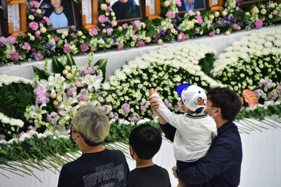 3일 경기도 이천시 창전동 이천서희청소년문화센터에 마련된 한익스프레스 물류창고 화재 합동분향소에서 추모행렬이 이어지고 있다.2020.5.3.    이종원 선임기자 jongwon@seoul.co.kr