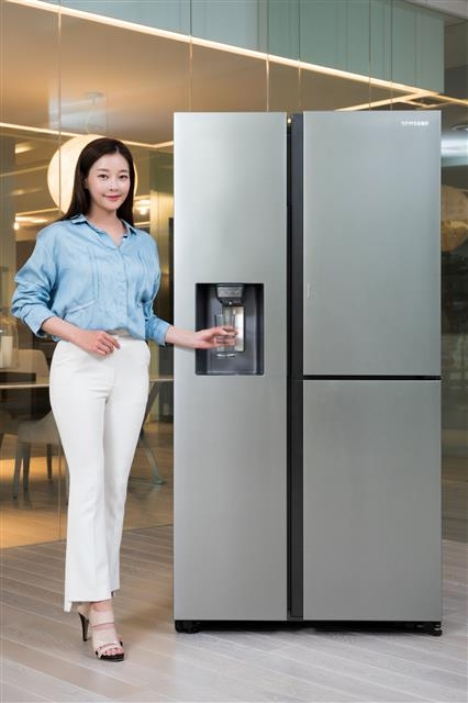 경기 수원시 삼성전자 디지털시티 프리미엄하우스에서 모델이 정수기가 탑재된 ‘양문형 정수기 냉장고’를 소개하고 있다. 삼성전자 제공