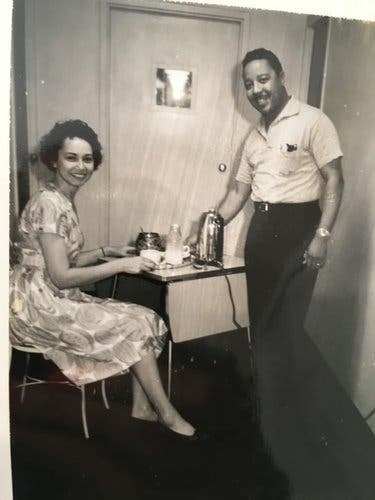 델루사와 로이스 킹 부부가 결혼한 뒤 얼마 안된 1961년 아파트에서 단란한 한때를 보내고 있다. 프레다 러빙 제공 