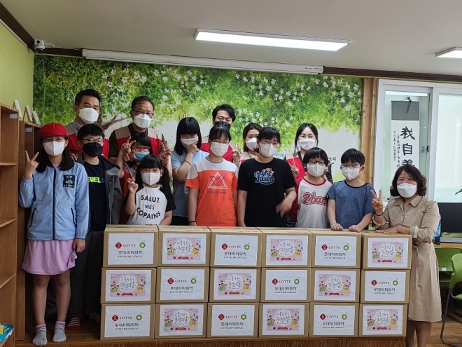 롯데비피화학 사회공헌팀은 4일 하늘지역아동센터를 방문해 어린이날 선물꾸러미를 전달했다.