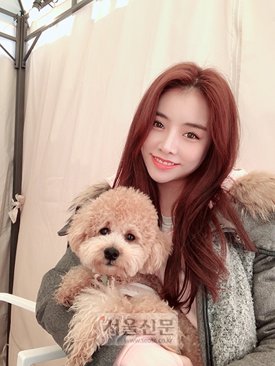 반려견 푸딩과 함께 포즈를 취하고 있는 트로트 가수 설하윤씨(사진제공=티에스엠엔터테인먼트)