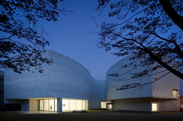 알바로 시자와 김준성이 공동 작업한 파주출판도시의 미메시스 아트 뮤지엄. 거대한 콘크리트 구조물을 둘러싼 유려한 곡선이 매혹적이다.  ⓒ페르난두 게하