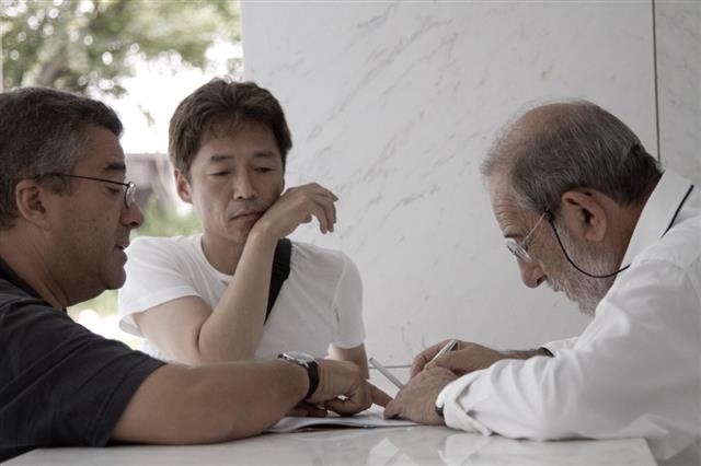 2008년 여름 파주 미메시스 아트 뮤지엄 공사 현장에서 스케치하고 있는 알바로 시자(오른쪽부터)와 김준성, 카를로스. ⓒ페르난두 게하