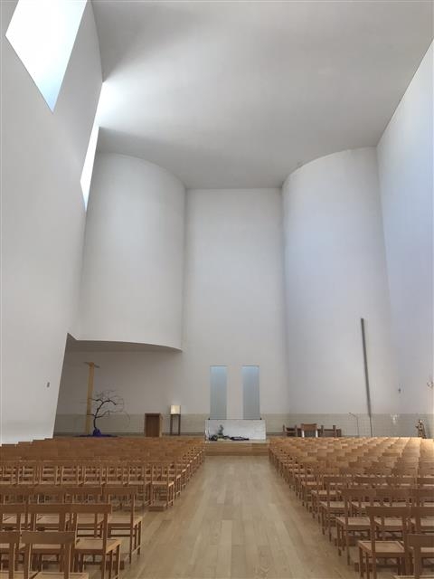 알바로 시자의 대표작으로 꼽히는 포르투갈 마르코 데카나베제의 산타마리아교회. 창으로 쏟아지는 빛과 둥근 벽이 경건함과 따스함을 느끼게 한다. ⓒ핸드플러스건축사사무소