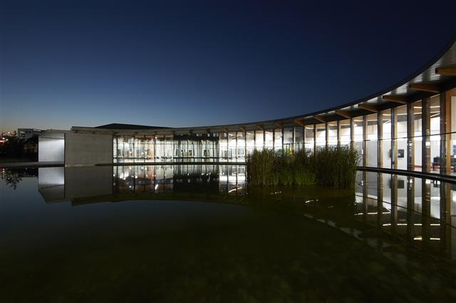 충북 음성혁신도시에 위치한 엑시옴 물류센터 팩토리 오(Factory O)는 기존의 공장 건축과 달리 미술관을 연상케 하는 과감한 실험을 꾀했다. ⓒ이재진