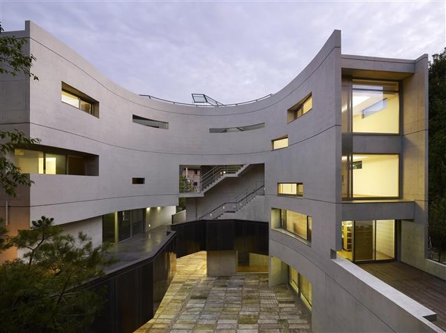 서울 평창동에 있는 공동 주택 미메시스 아트 하우스는 이름에서 알 수 있듯 미메시스 아트 뮤지엄과 유사한 형태를 띠고 있다. 건물 안쪽에 마치 자연을 끌어안 듯 둥근 중정을 만들어 세련미를 더했다. ⓒ김용관