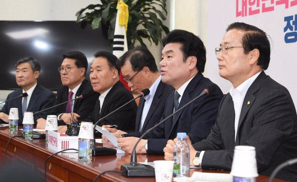 원유철(오른쪽 두 번째) 미래한국당 대표가 4일 국회에서 열린 최고위원회의에 참석해 모두발언을 하고 있다. 원 대표는 전날 발생한 비무장지대(DMZ) 남측 감시초소(GP)에 대한 북한의 총격이 우발적으로 보인다는 정부 발표에 대해 “북한군 감싸기에 급급하다”고 비판하며 “북한 김정은 정권은 무력도발에 대해 즉각 사과하고 재발 방지를 약속해야 한다”고 주장했다. 오장환 기자 5zzang@seoul.co.kr