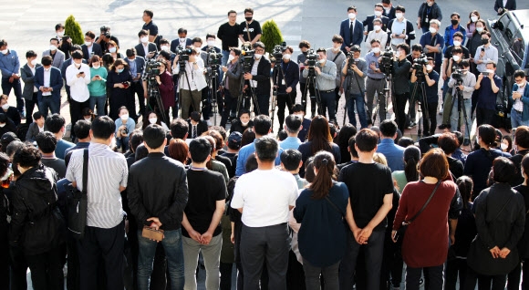 4일 오후 이천 물류창고 화재참사 유가족대책위원회가 기자회견을 열고 물류창고 화재사고의 정확한 경위와 발생원인,진상 규명을 요구하는 입장문을 발표하고 있다. 연합뉴스.