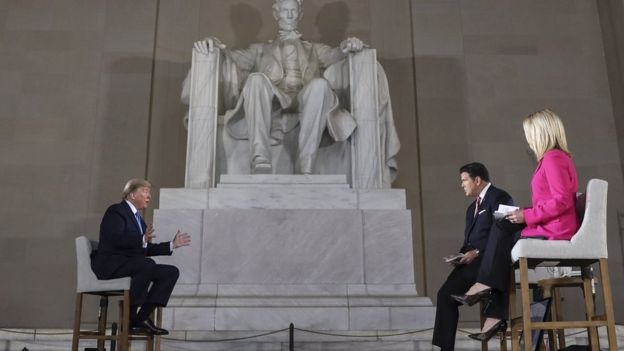 도널드 트럼프 미국 대통령이 4일(현지시간) 워싱턴 DC의 링컨기념관에서 폭스뉴스 앵커들과 타운홀 미팅을 갖고 있다. 백악관과 방송사 어느 쪽의 의견이 반영됐는지 모르겠지만 아주 높은 의자에 참가자들이 앉아 링컨 전 대통령과 한 앵글에 잡히도록 한 점이 눈에 띈다. 워싱턴 EPA 연합뉴스 