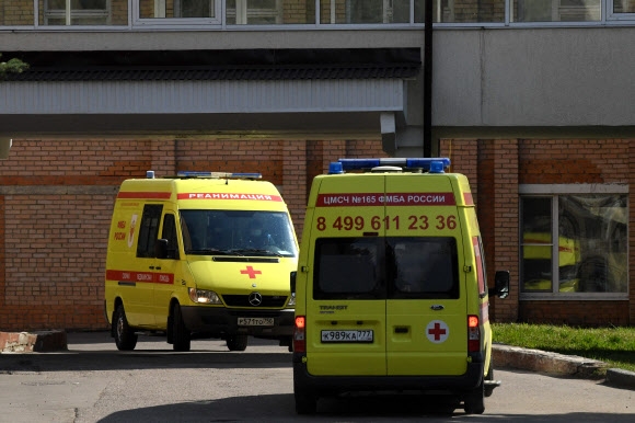 러시아 코로나19 병원 드나드는 구급차들